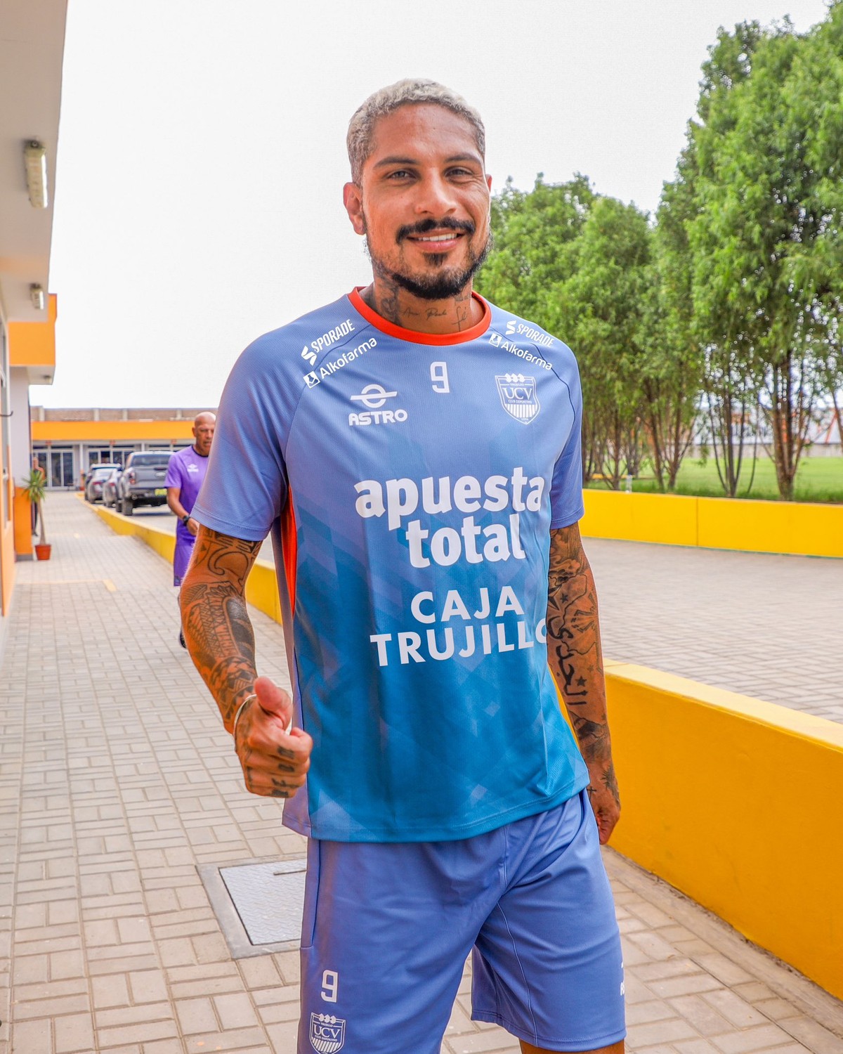 Guerrero volta atrás na decisão de rescindir, se apresenta ao Cesar Vallejo e torcida critica: 'foi praticamente obrigado'
